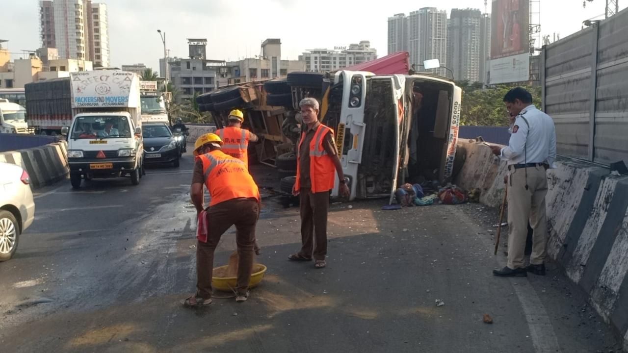 The firemen reached the spot and put soil on the truck's engine oil that had spilled on the road after the accident