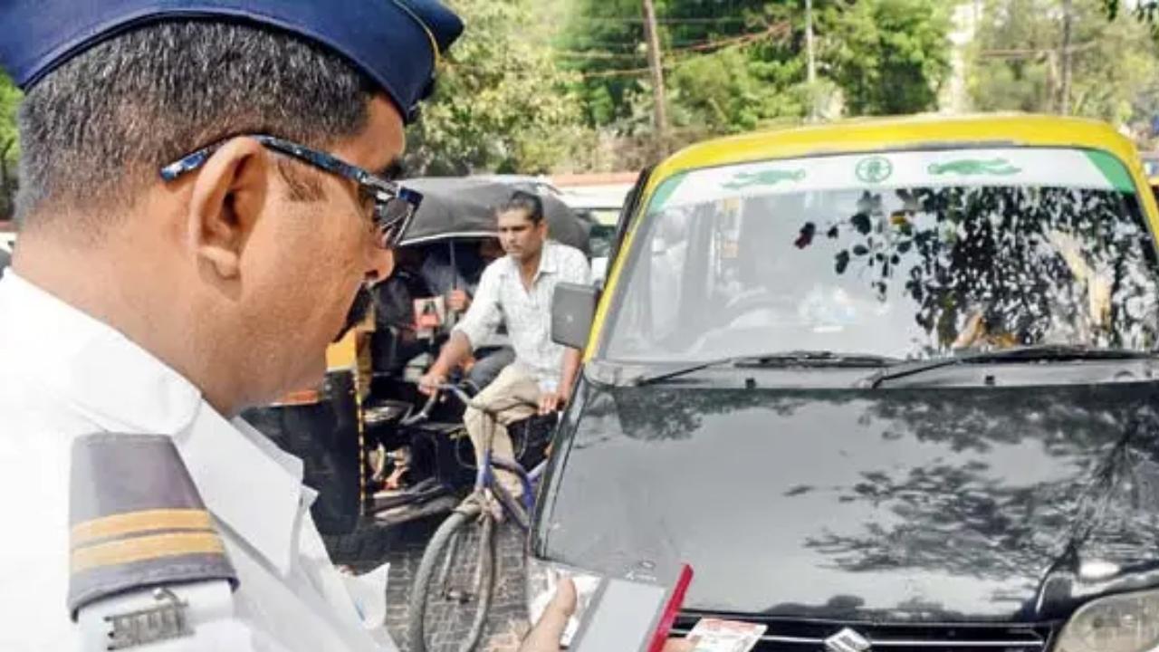 Mumbai Police fines 9,658 vehicles for parking at city bus stops