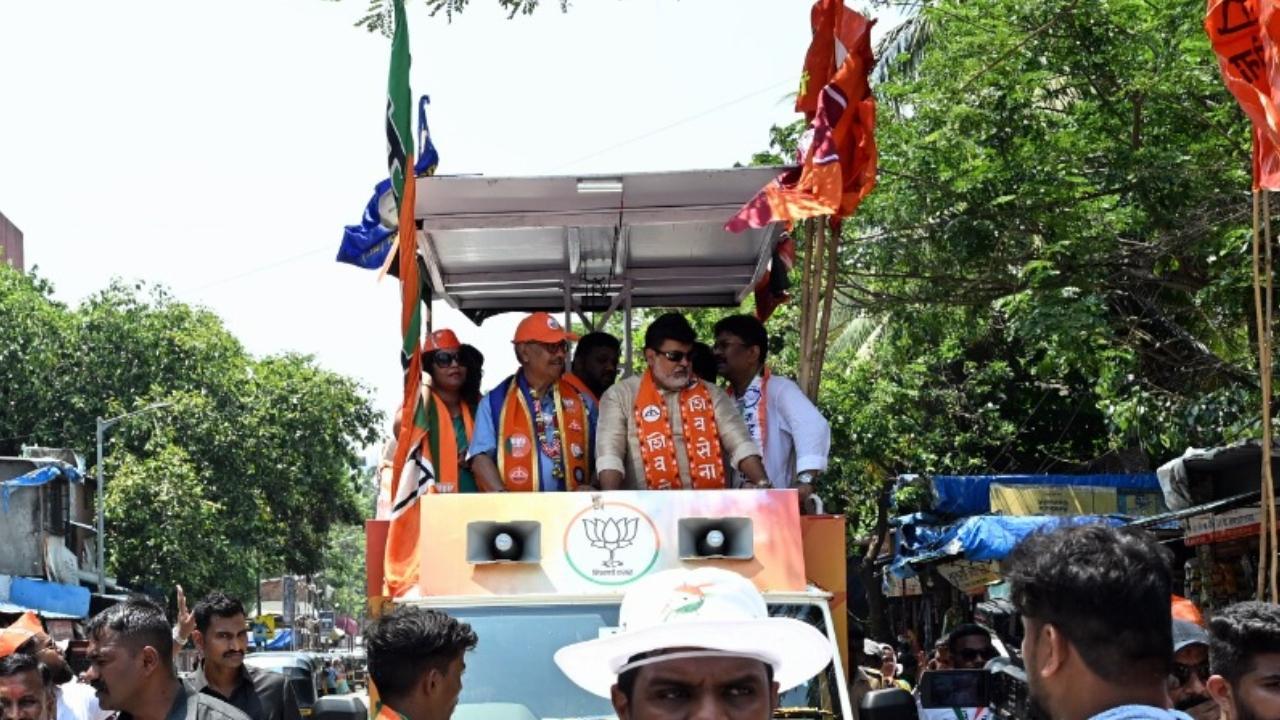 Mahayuti supporters were seen welcoming Nikam along with MLA Uday Samant at Bharat Nagar area of Bandra (East). Pics/Satej Shinde