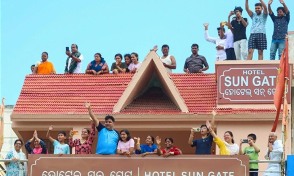 The PM was met with enthusiastic supporters who came to express their gratitude and support towards the BJP. 