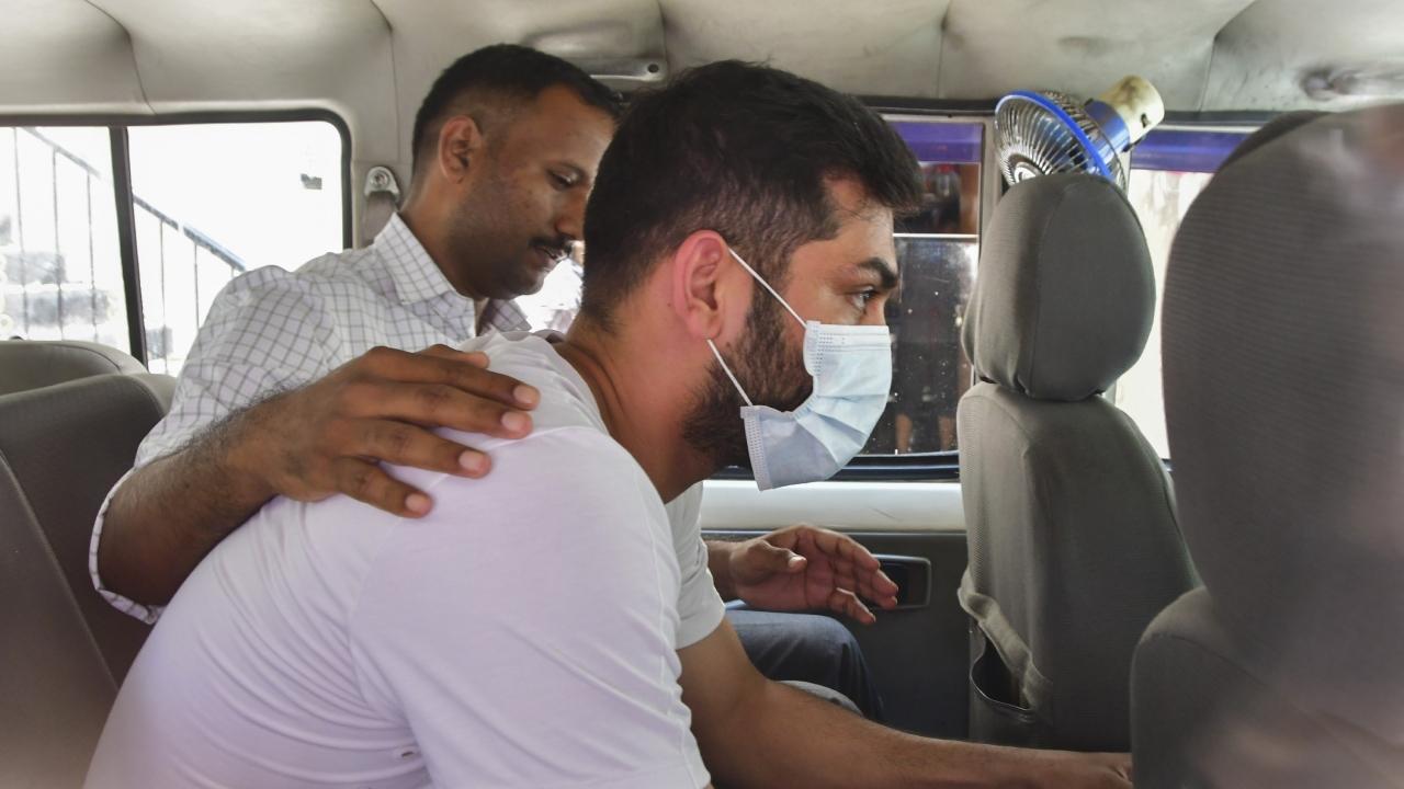 Court denies bail to cricketer Hardik Pandya's stepbrother in cheating case
A Mumbai court has denied bail to cricketers Hardik and Kunal Pandya's stepbrother, arrested for allegedly cheating his siblings in polymer business, saying that it was a serious economic offence and the amount involved in the matter was huge...Read More