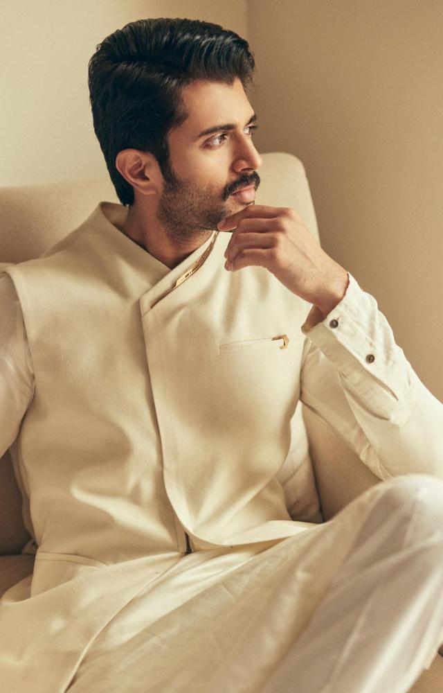 The actor keeps it fully traditional giving us a Desi Munda vibes. The actor completes the look with a Jahar coat embellished with a golden line on his collar