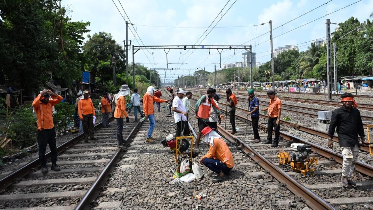 The Western Railway on Sunday undertook a jumbo block between Borivali and Goregaon railway stations. Pics/Satej Shinde