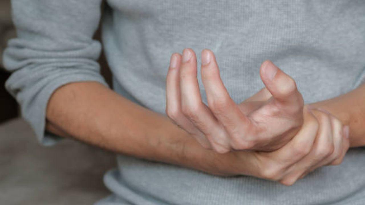 Symptoms predominantly include fever, fatigue, malar rashes, multiple large and small joint pains, breathlessness, sometimes difficulty in swallowing, and chest pain.