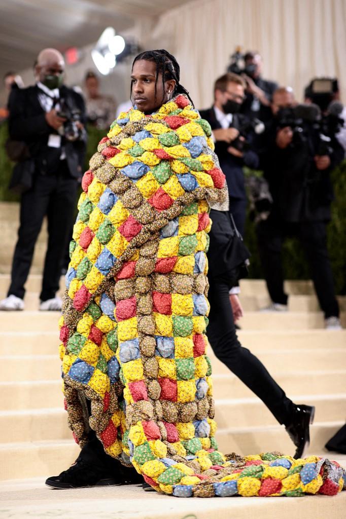 At the MET Gala, ASAP Rocky made a bold choice with a quilted ensemble that sparked mixed reactions online. Some netizens humorously remarked that it resembled a grandmother's attire