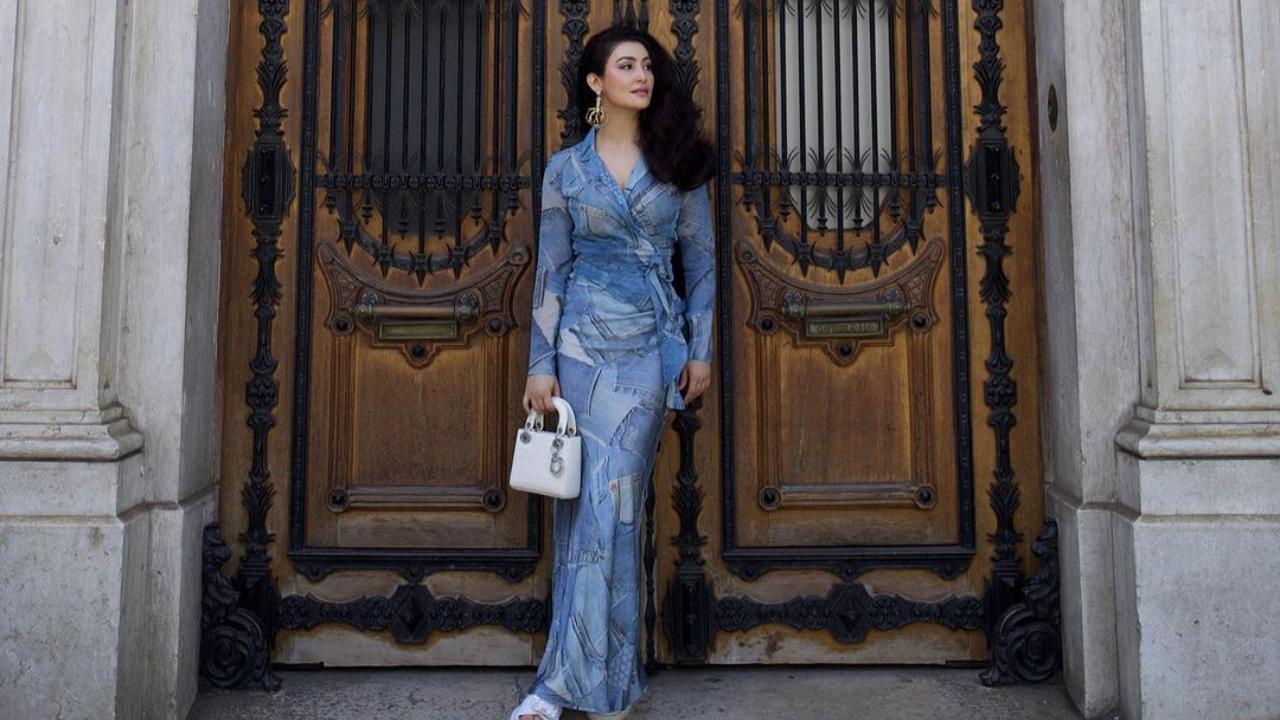 Did someone say denim? In this look, she opts for a denim dress with innovative patchwork, which she pairs with a white bag and statement earrings. 