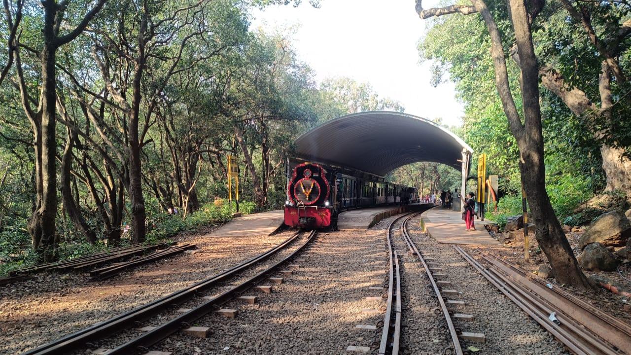 The total distance between Neral and Matheran is approximately 20 km. The train runs at as speed of 10 kmph. The entire train journey takes 2.5-3 hours. (Pic: Special Arrangement)