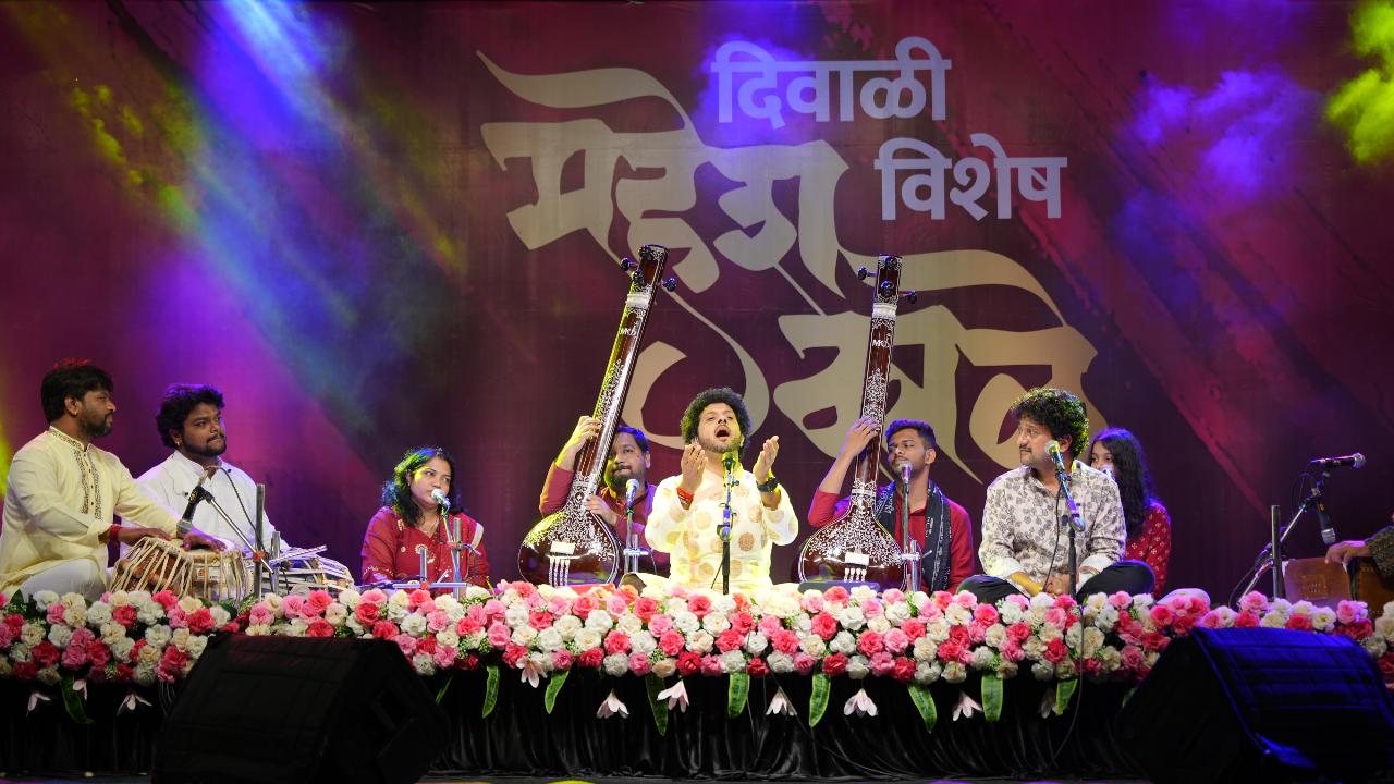 Mahesh Kale enthralled the audiences across Maharashtra with a series of Diwali concerts in Mumbai (held in Thane, Dadar and Vile Parle) as well as in Pune and Nashik.