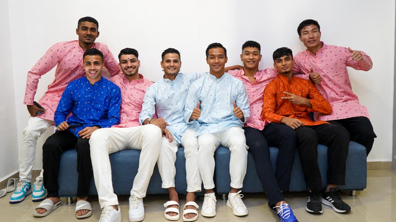 The players arrived dressed in traditional kurtas, embracing the Diwali spirit.