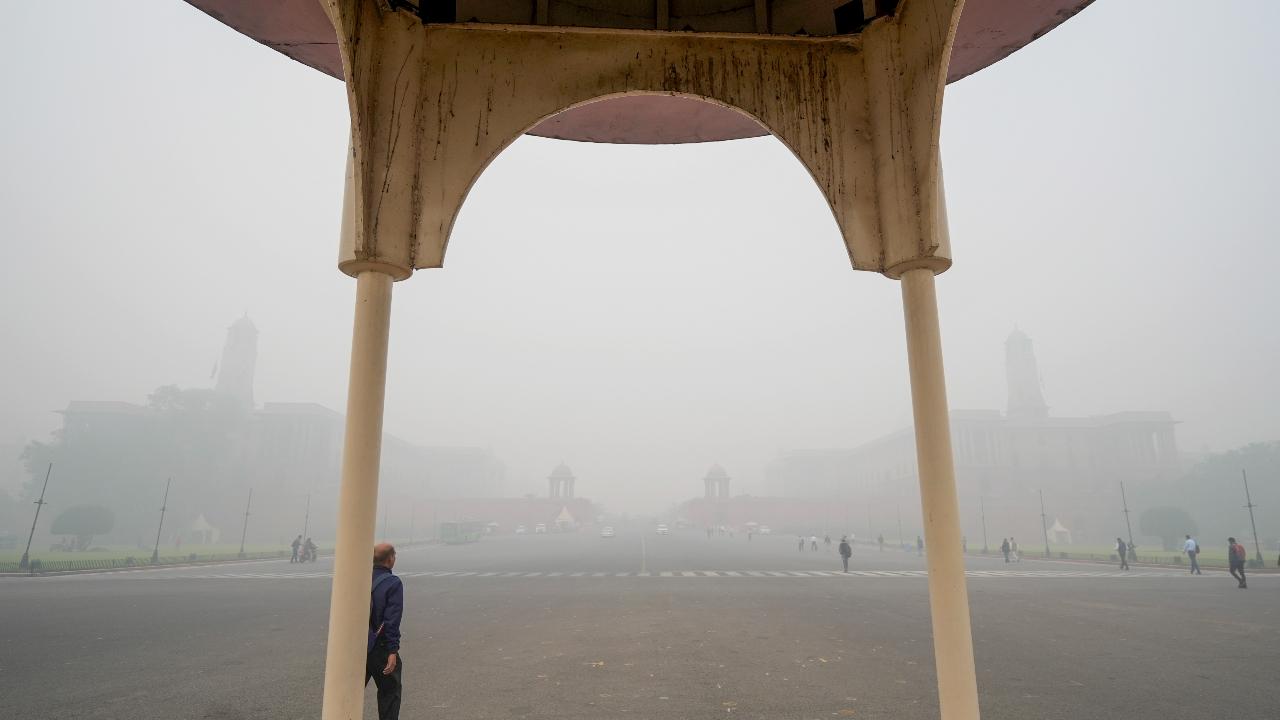 Thick smog engulfs Raisina hill as air quality remains in 'severe' category in New Delhi