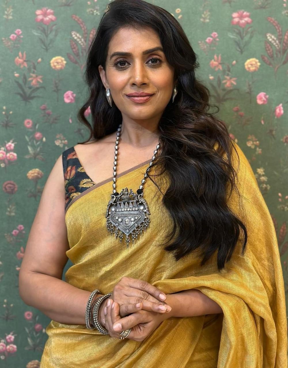This mustard yellow handloom saree, teamed with a kalamkari blouse, classic oxidised temple jewellery and hair worn loose with soft cascading curls makes this look an absolute winner.
