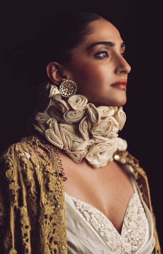 The exquisite floral neckpiece is from Bal’s 2015 collection called ‘Husn-e-Taihrat’. 