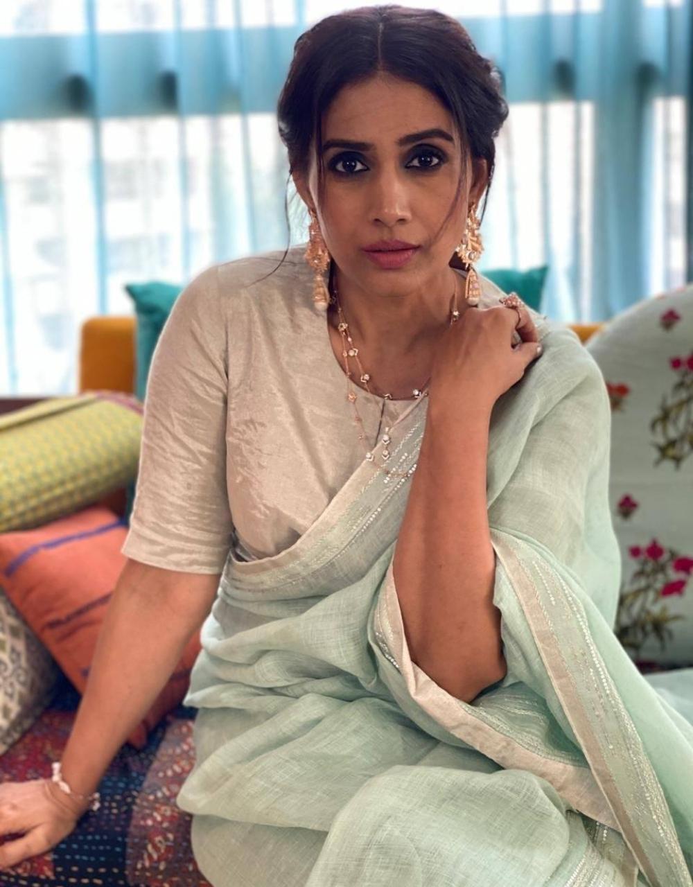Kulkarni goes for a simple yet elegant look with this mint linen saree. She aces the look with a messy hairdo and pearl and gold jewellery. The highlight of this look is her kohl-accentuated eyes.