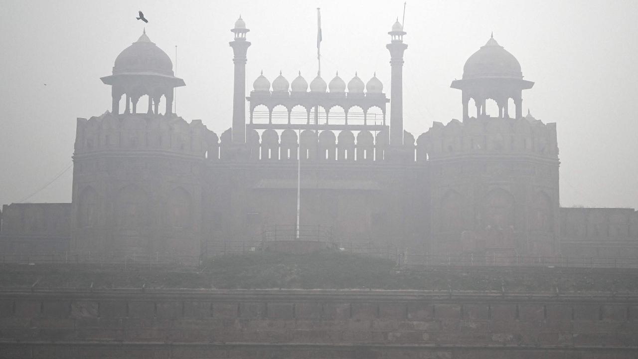 Red Fort engulfed in thick smog in the old quarters of Delhi