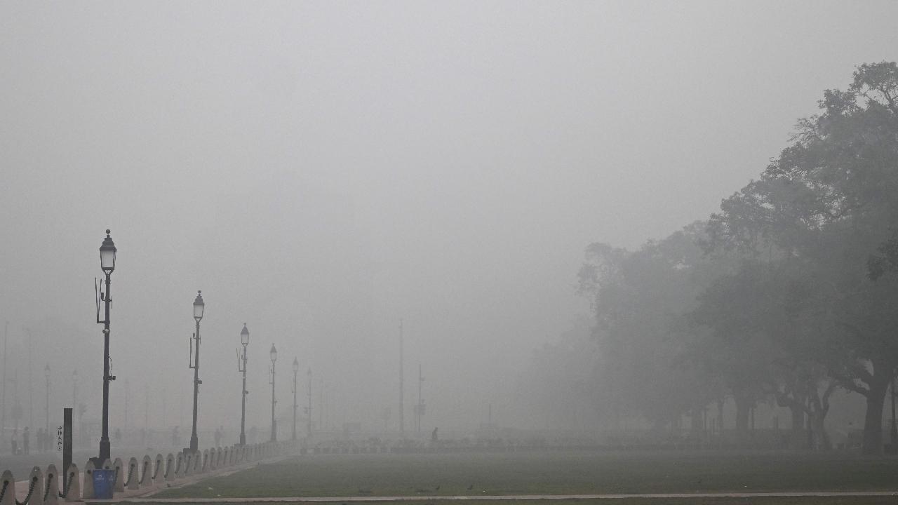 Thick smog engulfs the Kartavya Path near India Gate