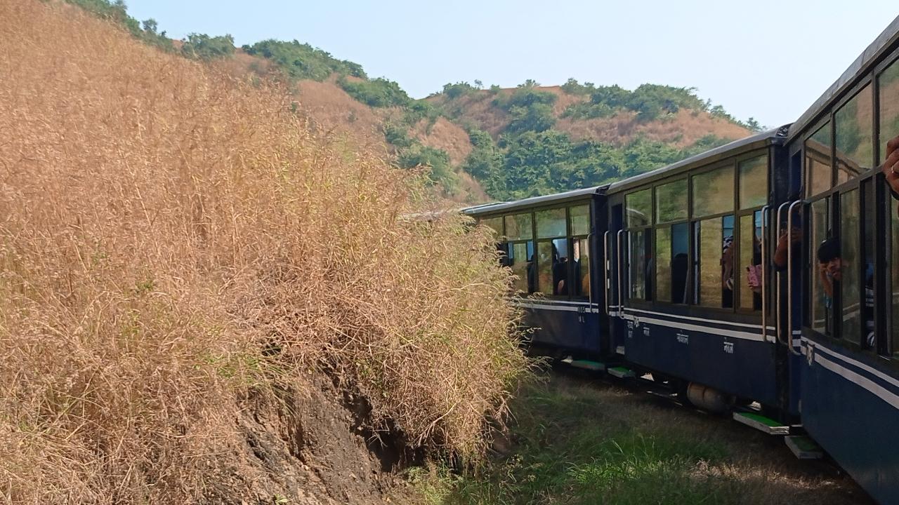 Visuals from Neral-Matheran toy train
The central charm of the toy train journey lies in the scenic views it offers. The train passes through several curves creating stunning visuals. 