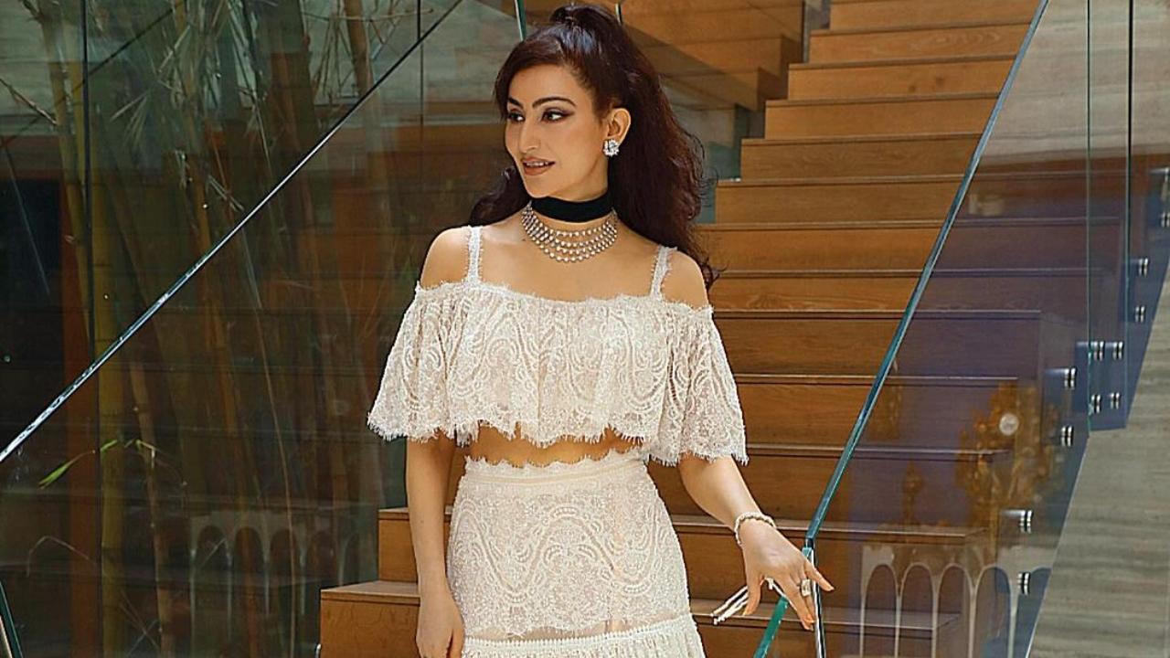 Passi looks stunning in this ivory outfit, which she pairs with a black choker, silver neckpiece and earrings.