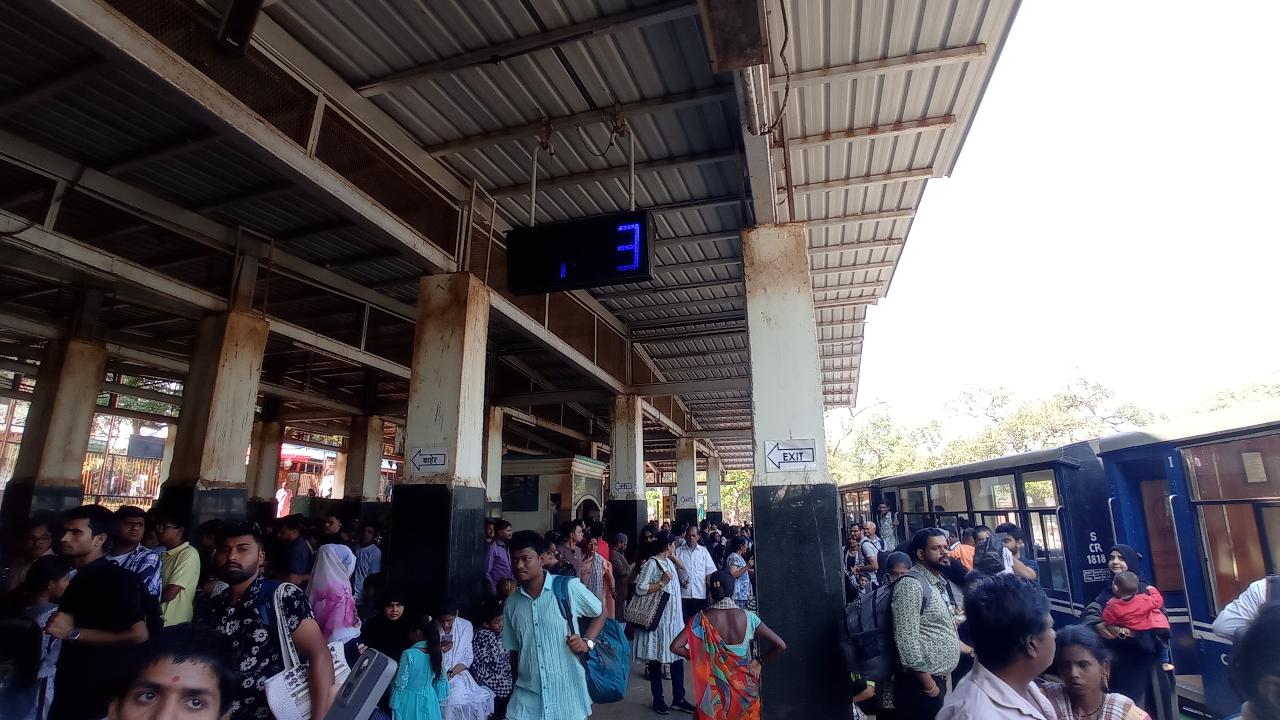 The first train after monsoon saw fully booked compartments and a huge rush at Matheran station to buy tickets and board the train. Currently, one can only buy tickets offline at Neral station, Aman Lodge station or Matheran station. Both first class and second class tickets are available.