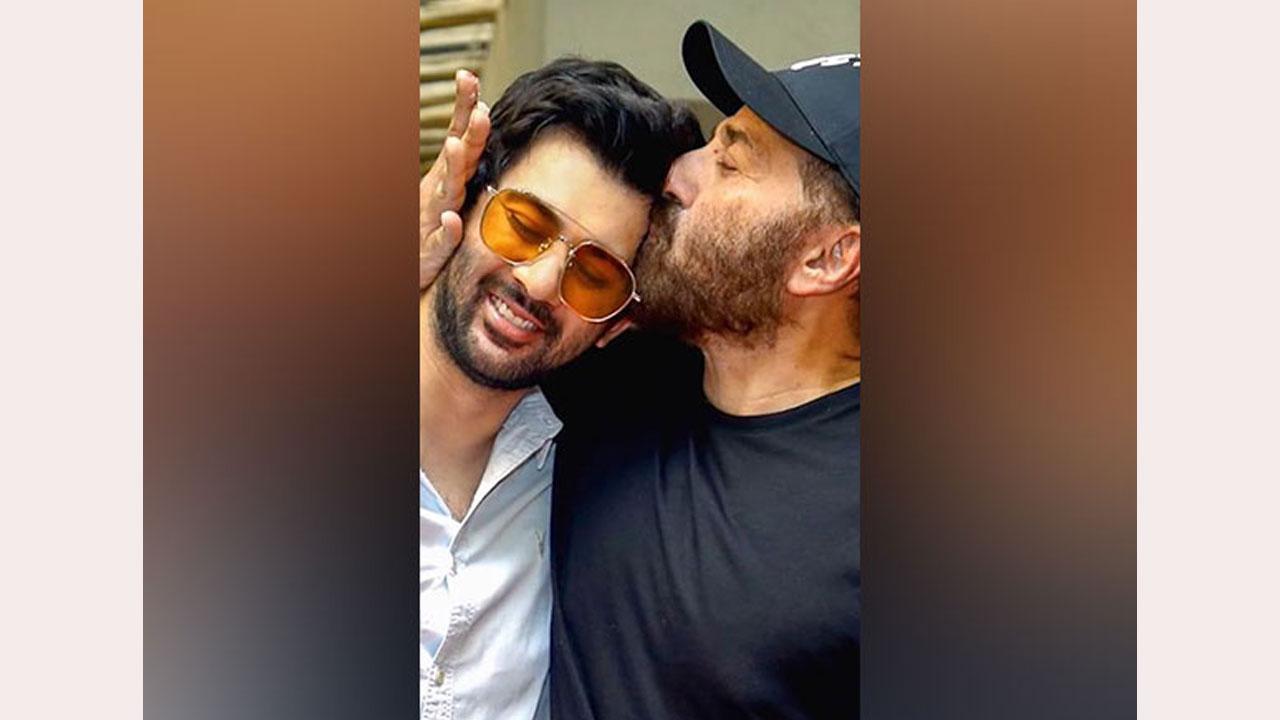 Love you, beta! Sunny Deol (Photo/Instagram/@iamsunnydeol)
