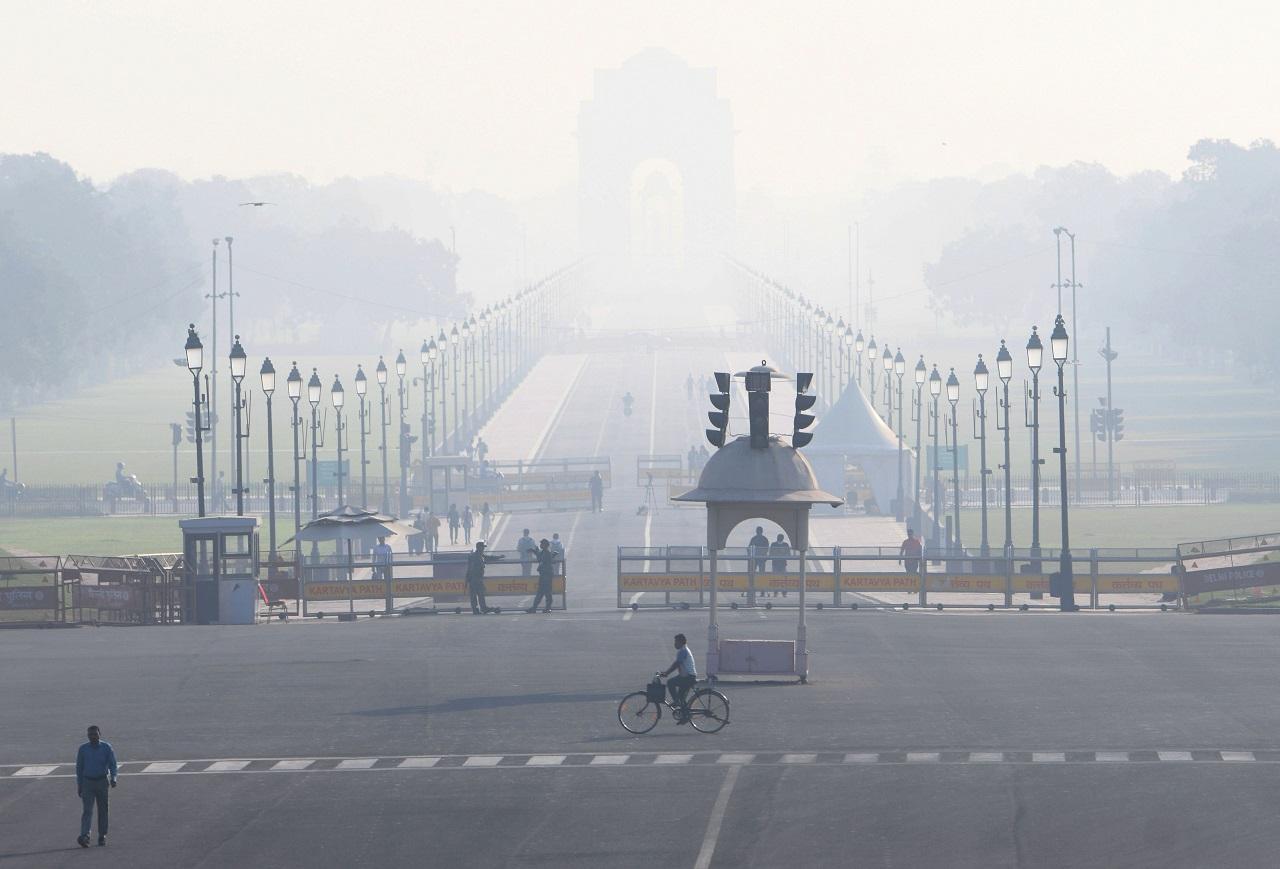 At around 7:00 am, Anand Vihar recorded an AQI of 395, Aya Nagar stood at 352, Jahangirpuri at 390, and Dwarka reached 376