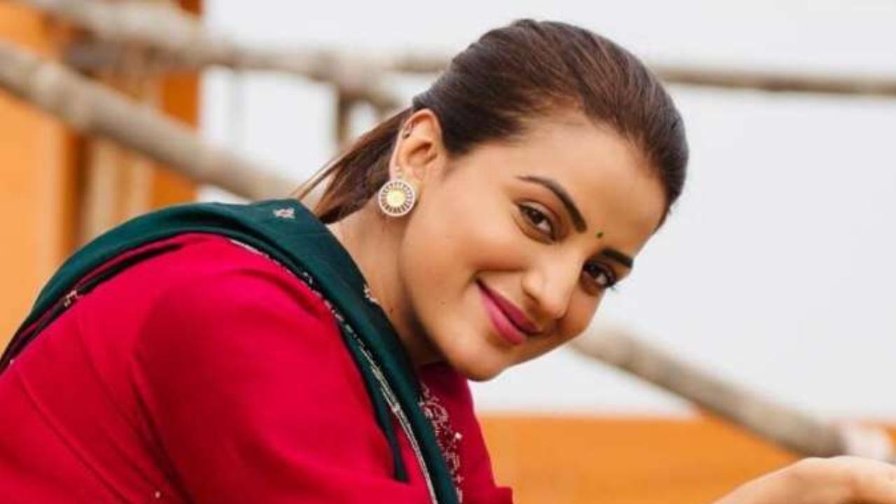 Actress Akshara Singh receives death threat, caller demands Rs 5 lakh