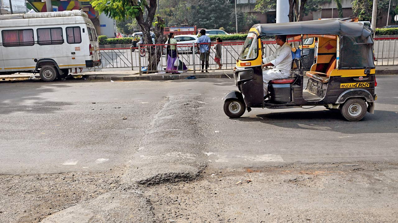 The unmarked speed breaker on the service road between Vanrai police station and Mahanand Dairy in Goregaon East on November 4. Pic/Satej Shinde