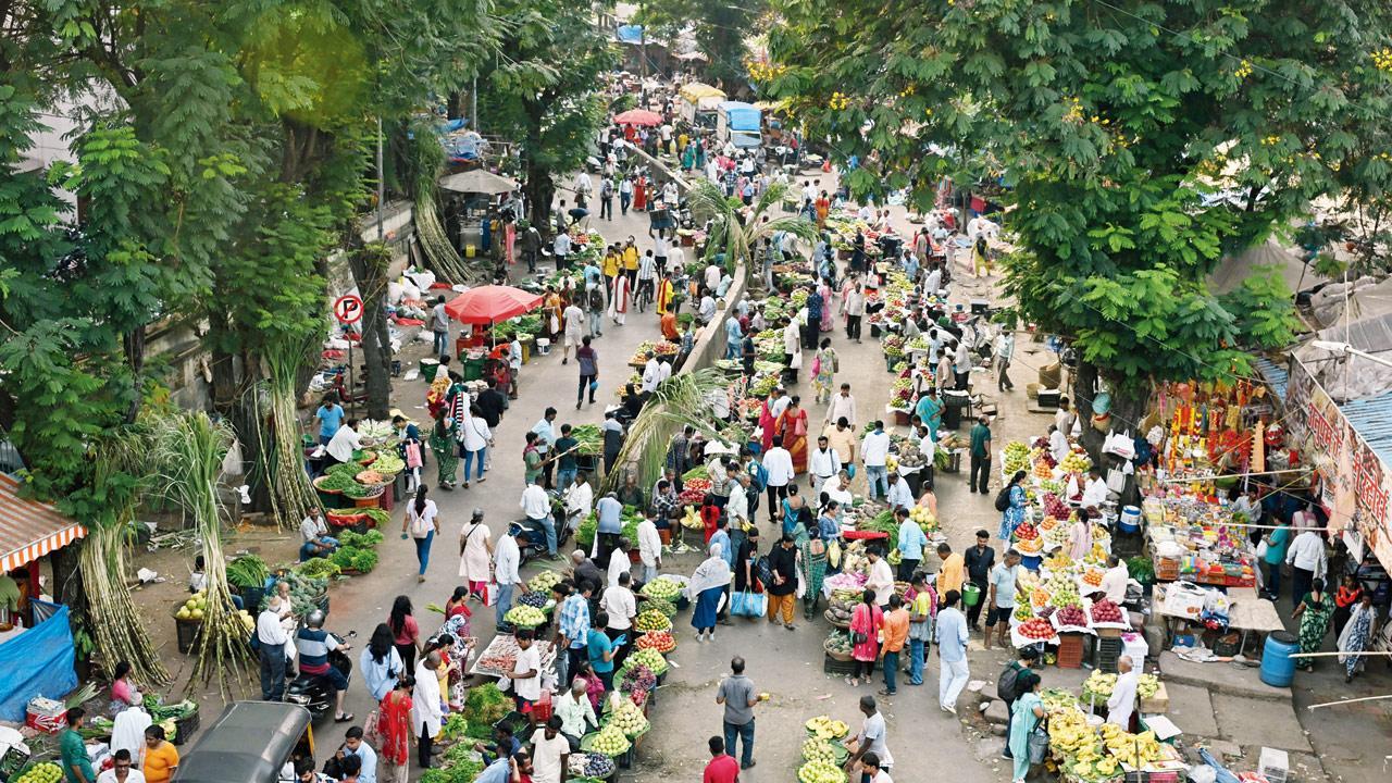 This Borivali hawker market has killed several BEST services