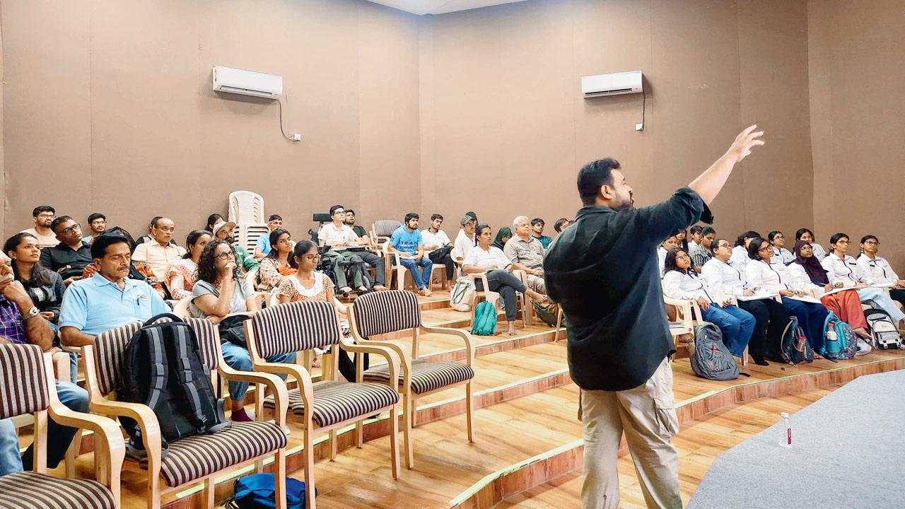 Asif Khan explains bird migration and its types to the audience