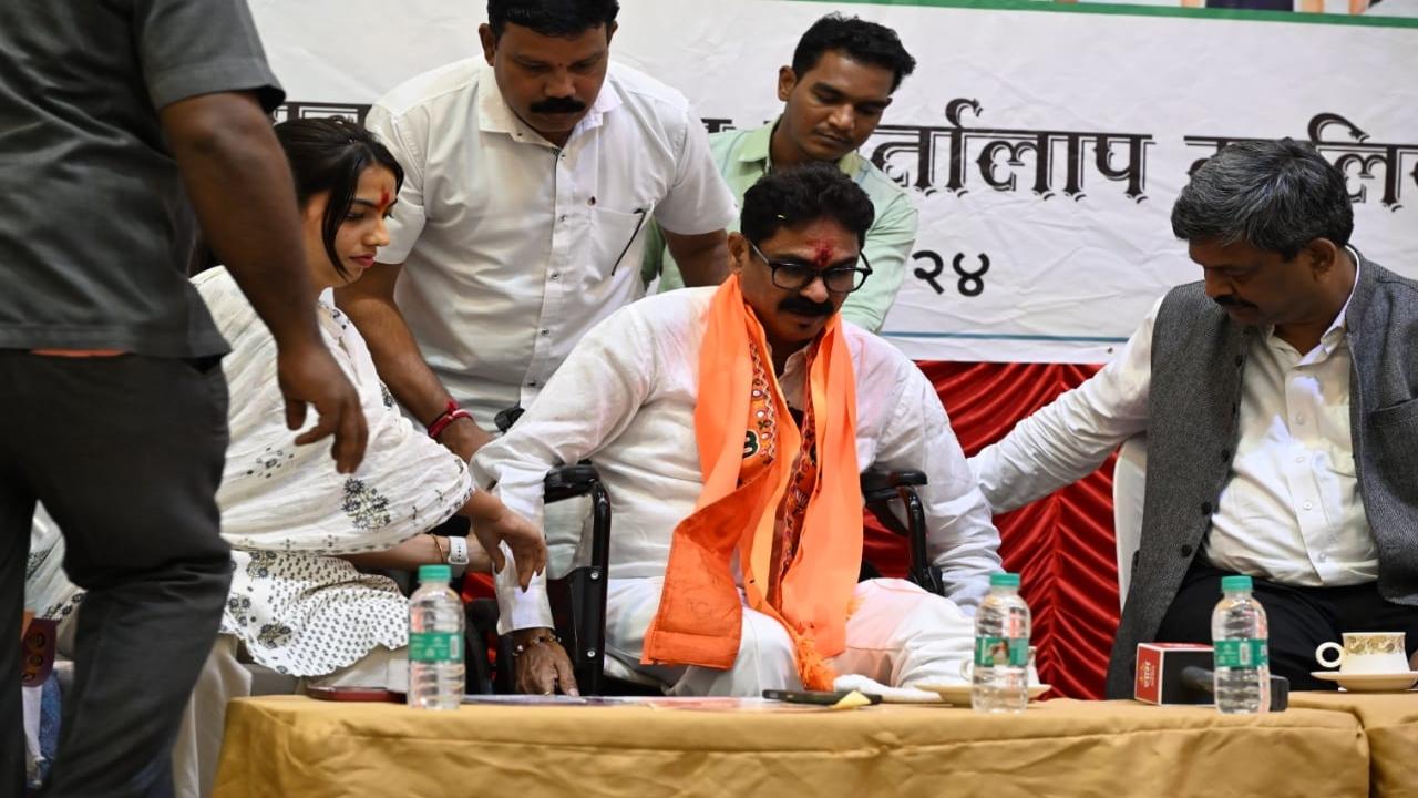The attendees of the press meet assist Nandgaonkar on the podium 