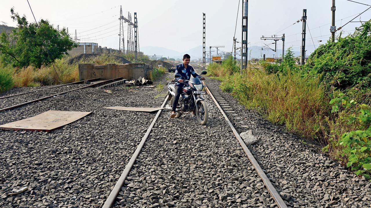 The railway track that spans the Vaitarna River, connecting Wadhiv island and the mainland. Pics/Hanif Patel