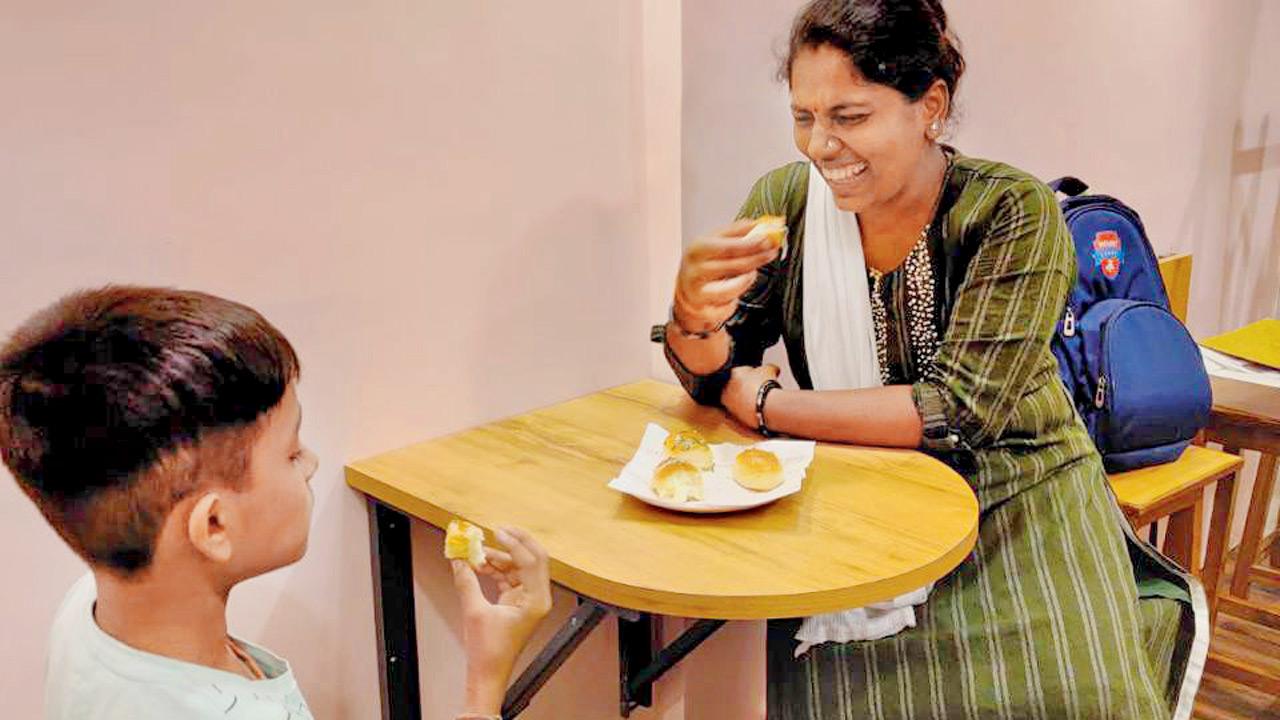 A moment between a guardian and a child during a previous edition at the café