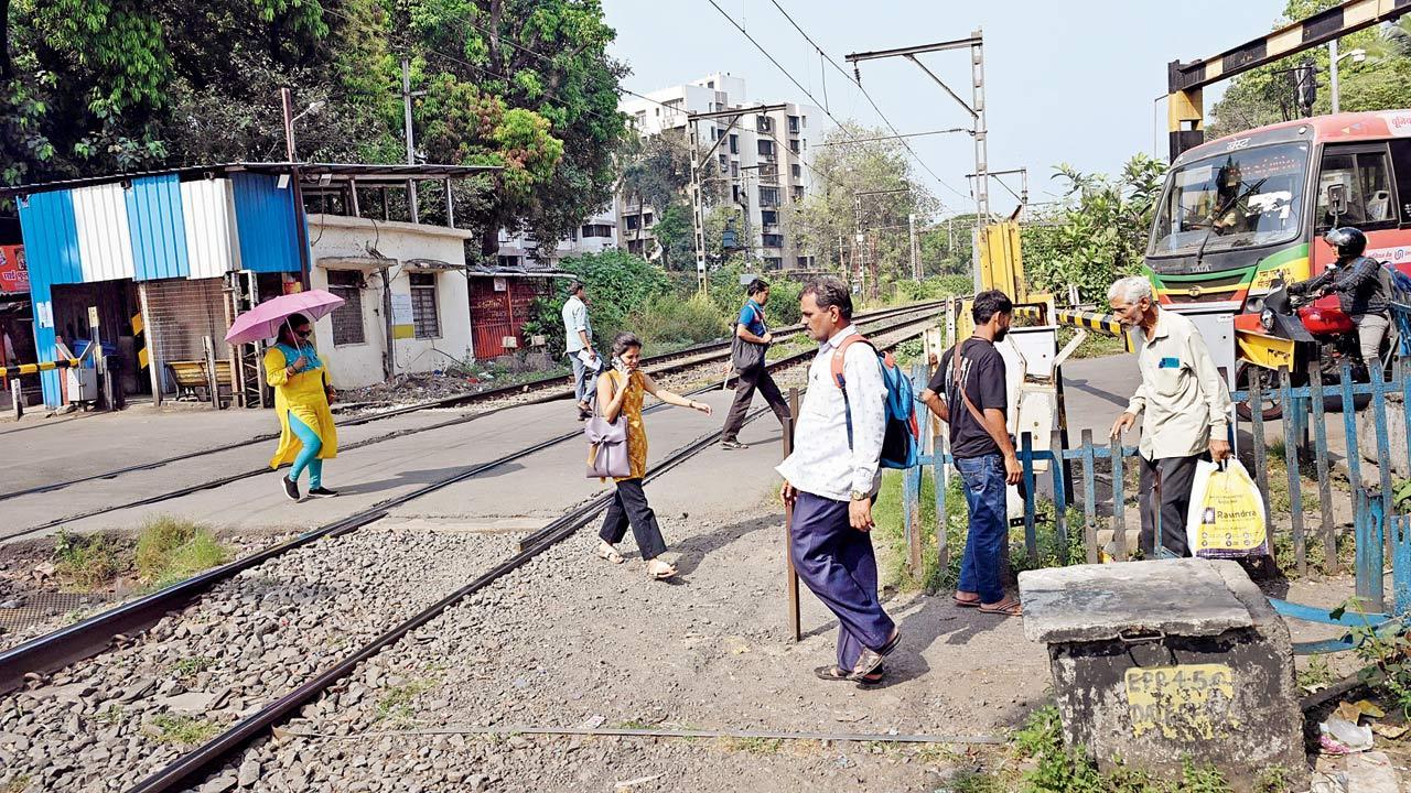 Mumbai: Chunabhatti railway crossing to go, traffic jams, too!