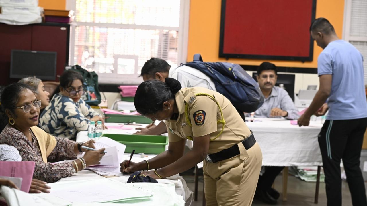 <p>Five Additional Commissioners, 20 Deputy Commissioners, 83 Assistant Commissioners of Police, and more than 2,000 officers, and over 25,000 constables will keep vigil in the city</p> <p>Five Additional Commissioners, 20 Deputy Commissioners, 83 Assistant Commissioners of Police, and more than 2,000 officers, and over 25,000 constables will keep vigil in the city</p>