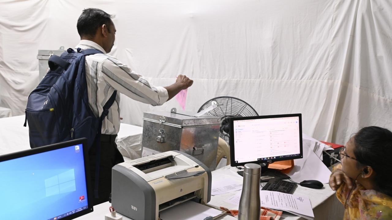 <p>To manage traffic effectively, 144 officers and more than 1,000 personnel have been assigned, along with 4,000 Home Guards. Furthermore, 26 companies of Central Armed Police Forces (CAPF) and State Armed Police Forces (SAP) will also be deployed to ensure smooth and secure elections</p> <p>To manage traffic effectively, 144 officers and more than 1,000 personnel have been assigned, along with 4,000 Home Guards. Furthermore, 26 companies of Central Armed Police Forces (CAPF) and State Armed Police Forces (SAP) will also be deployed to ensure smooth and secure elections</p>