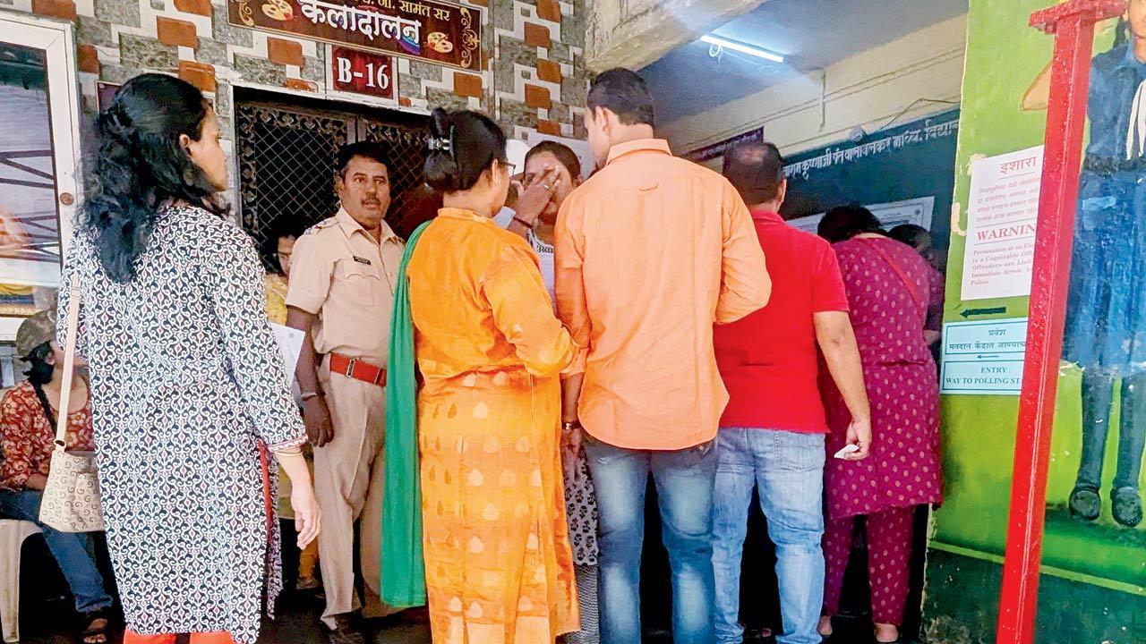 Maharashtra Elections 2025 Kurla Voters Face Crowds and Delays Despite Improved Arrangements