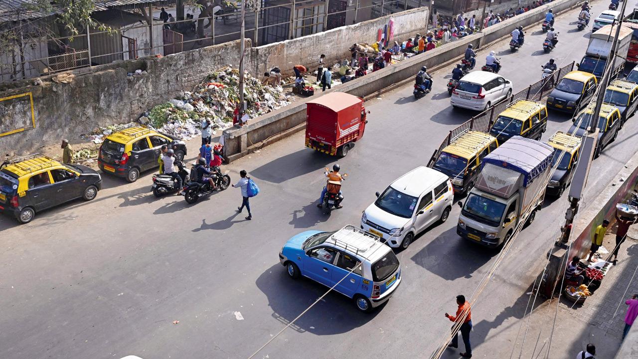 A car taking a U-turn just after the southbound end of Kavi Keshavsut Flyover, the authorities planned to close this U-turn