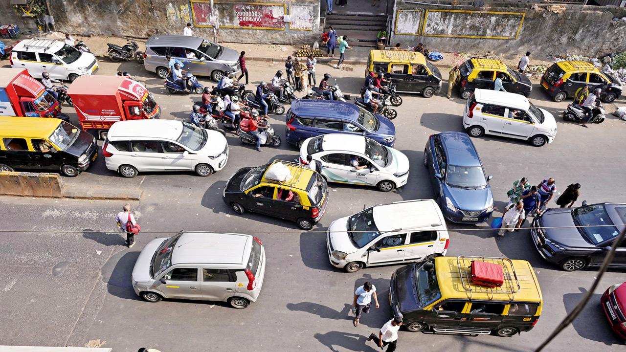 Multiple cars taking a U-turn at the same location, leading to traffic congestion