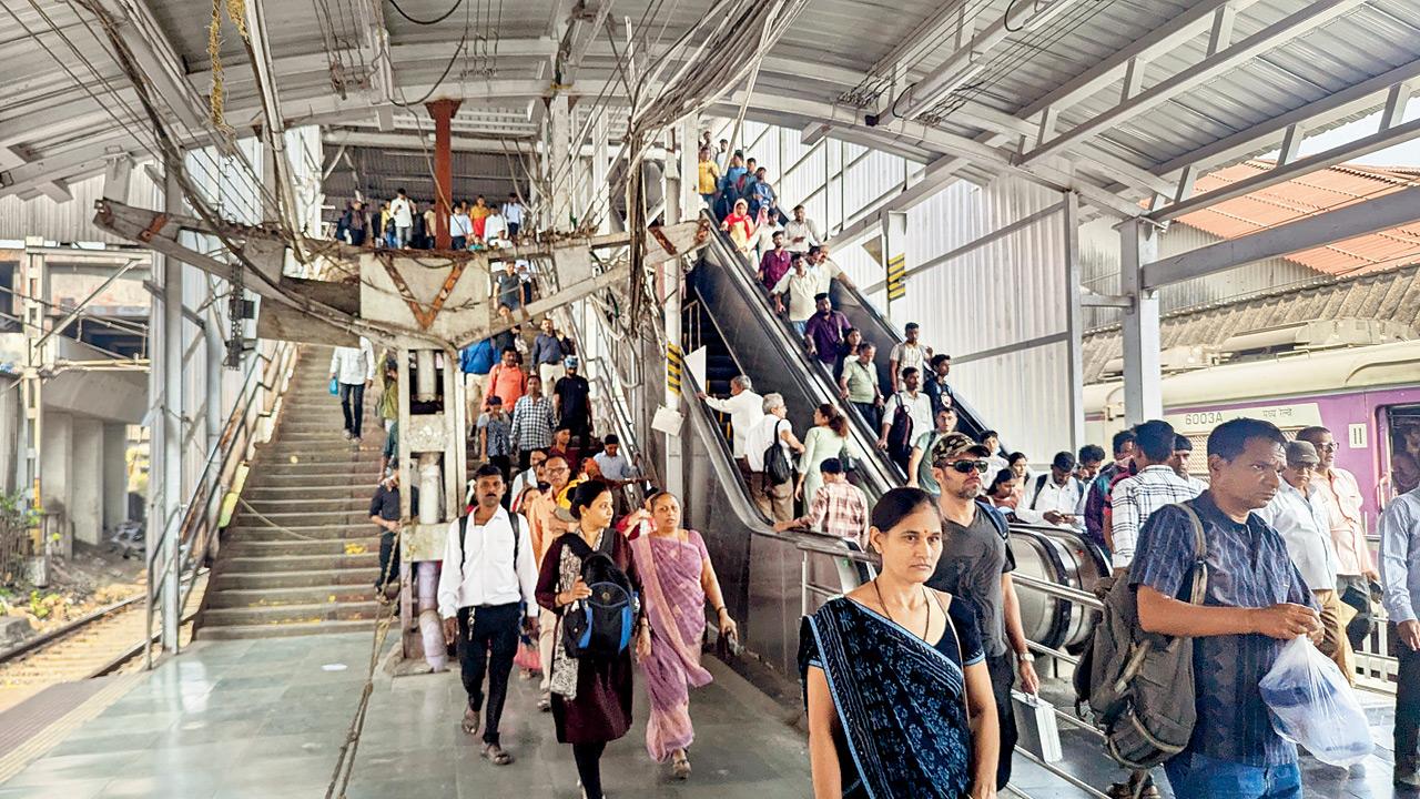 The newly opened escalator at the Dadar railway station. Pics/RAJENDRA B. AKLEKAR