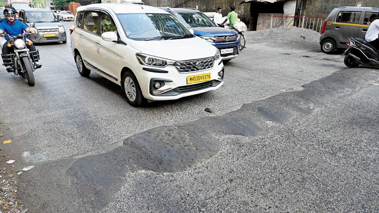 An unmarked speed breaker near westbound arm of the Mrinal Tai Gore flyover on the WEH on Monday. Pics/Satej Shinde