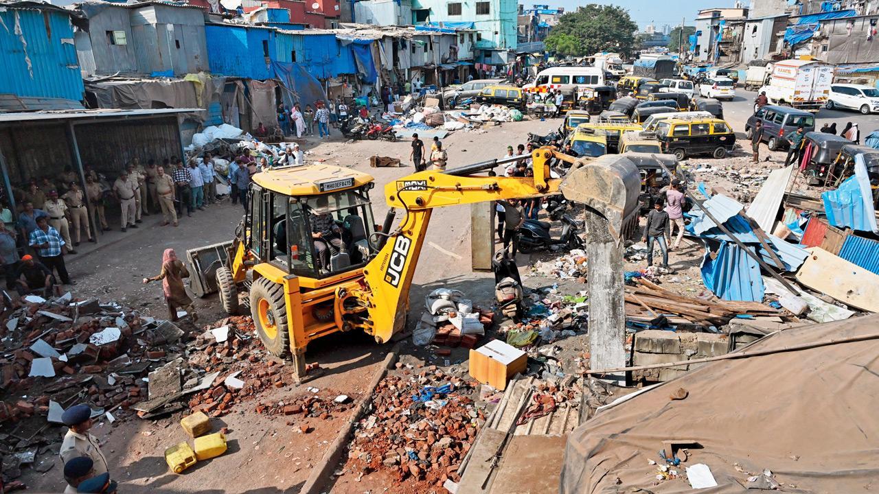 Mumbai: Demolition drive clears 45 encroachments near Bandra East railway station