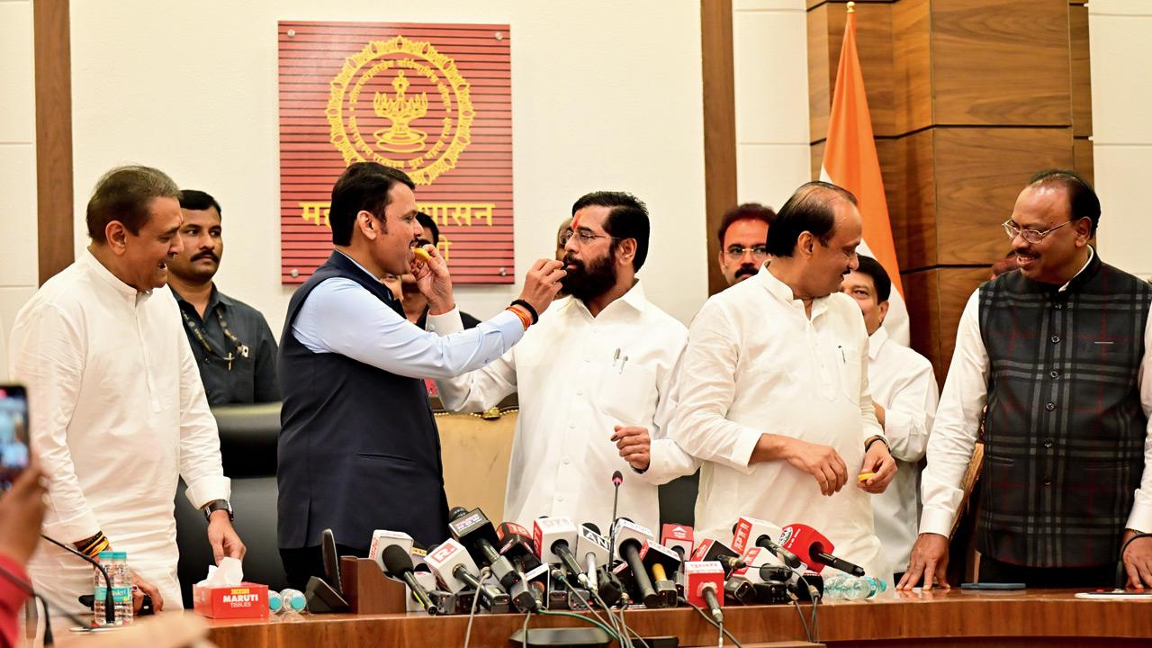 Dy CM Devendra Fadnavis and CM Eknath Shinde at Varsha Bungalow, on the day Assembly poll results were announced. Pic/Shadab Khan