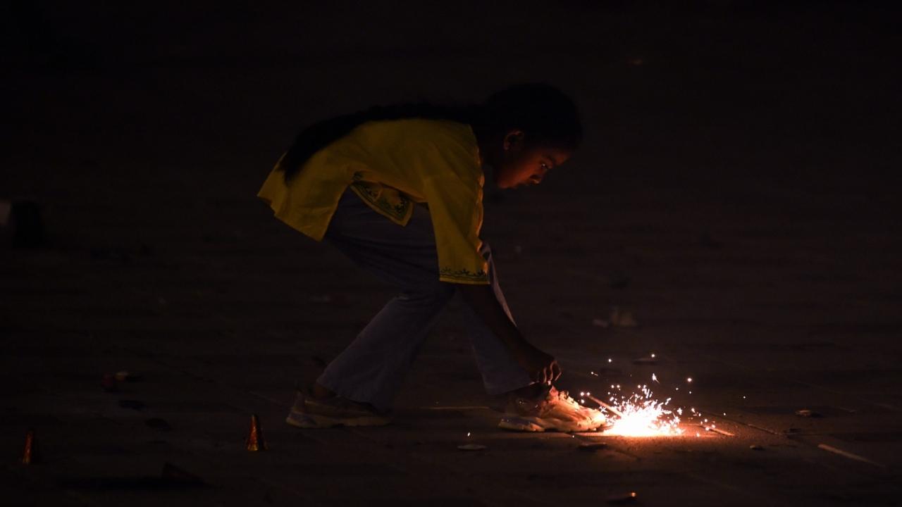 A girl lights up a chakra 