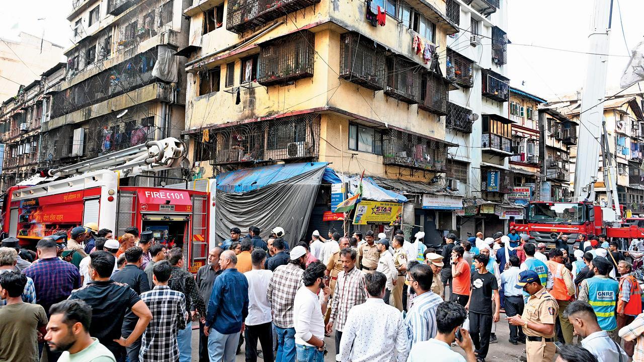 Mumbai: Three civilians, female firefighter injured in Dongri fire
