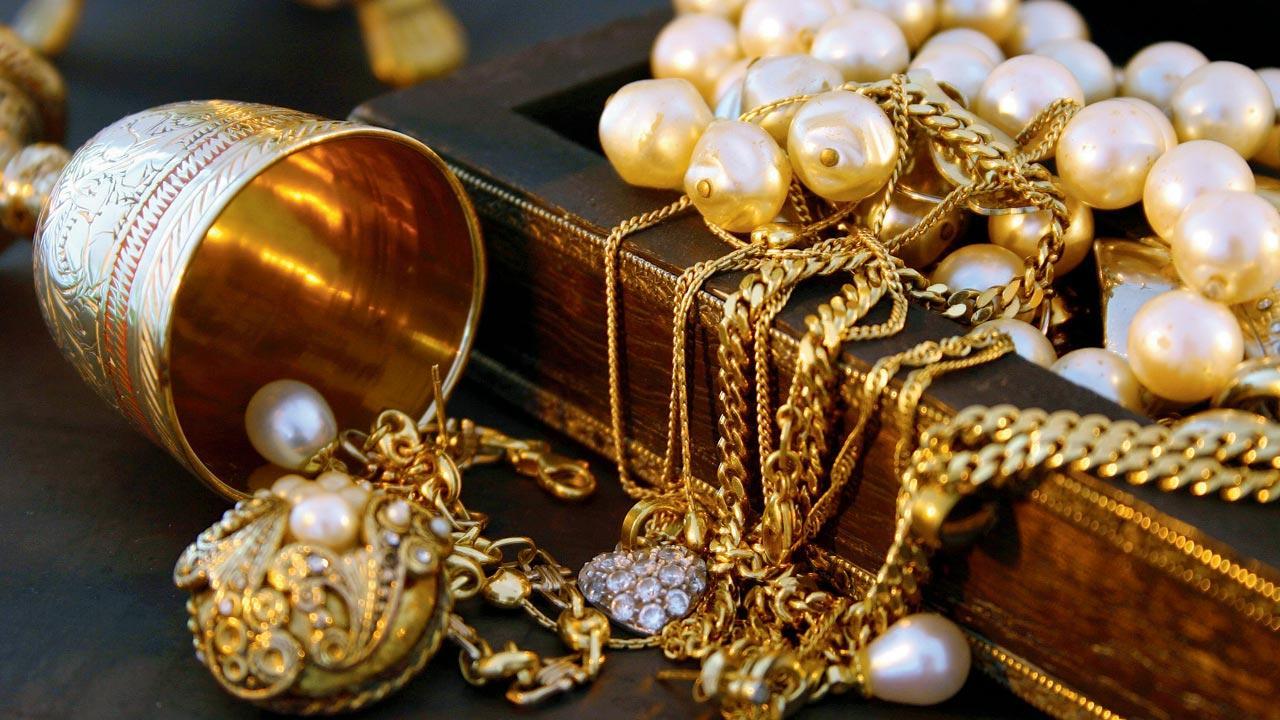 Fake shrinks cheat depressed woman of 4 kg gold