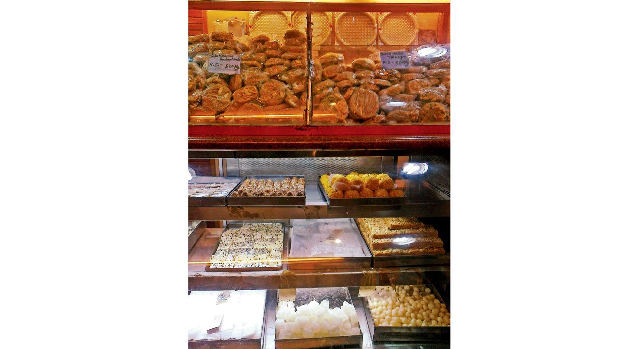 One of Pushpesh Pant’s favourite food memories from Delhi is the taste of the famous sohan halwa from Ghantewala halwai at Chandni Chowk. The sweet shop, set up in 1790, reopened this August after a decade-long hiatus. Pics/Wikimedia Commons