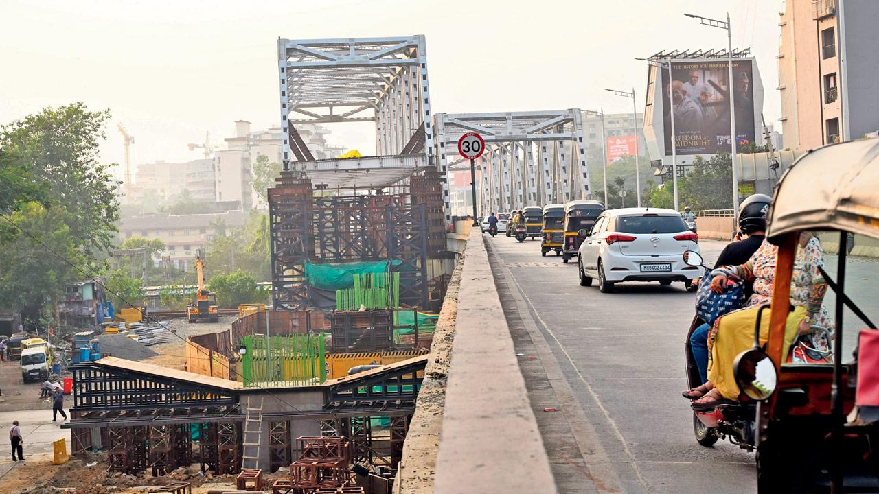 The BMC had set a November 14 deadline to lower the bridge’s second girder. Pic/Satej Shinde