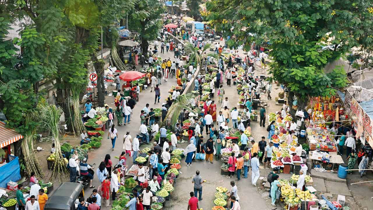 Bhaji Market Gully, in Borivli West which has been taken over by hawkers. Pic/Anurag Ahire