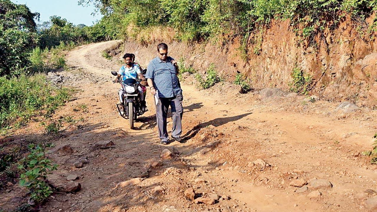 Tribals use unmotorable roads to travel. Pics/Sayyed Sameer Abedi 