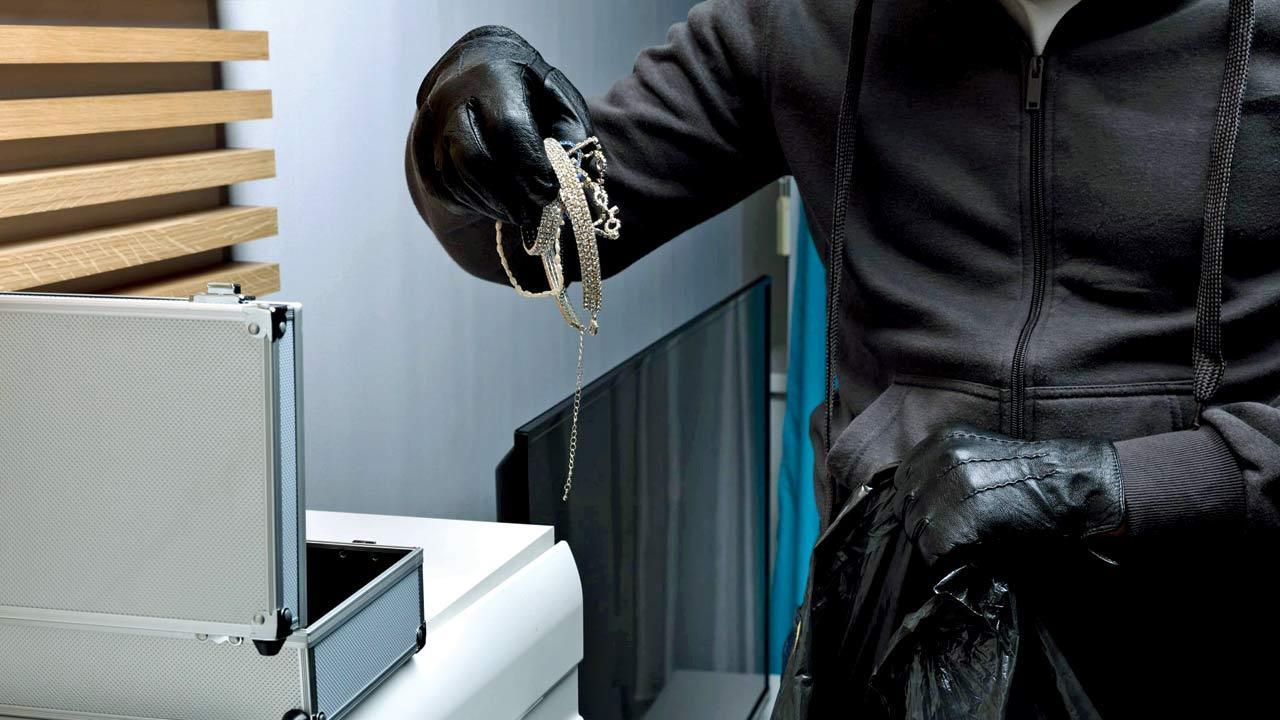 Mumbai: Man books haircut at home, loses jewellery worth Rs 5 lakh