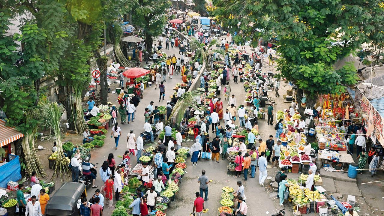Exclusive | Borivli hawkers’ menace: Mr. Commissioner, how are you going to reclaim this road?, asks State Human Rights Commission